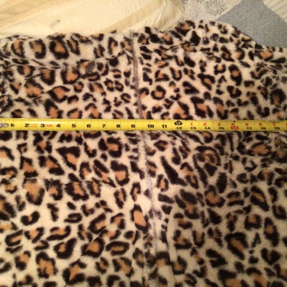 Last One💝11/26 Khaki Cozy Plush Leopard Jacket sz small 20" bust flat - Picture 7 of 8